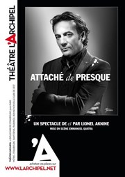 Attaché de presque L'Archipel - Salle 2 - rouge Affiche