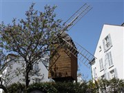 Visite guidée : Montmartre secret, village champêtre des artistes, vignes, moulins, jardins et cabarets Mtro Blanche Affiche